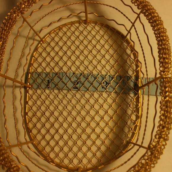 Golden oval metal basket - Picture 5 of 9
